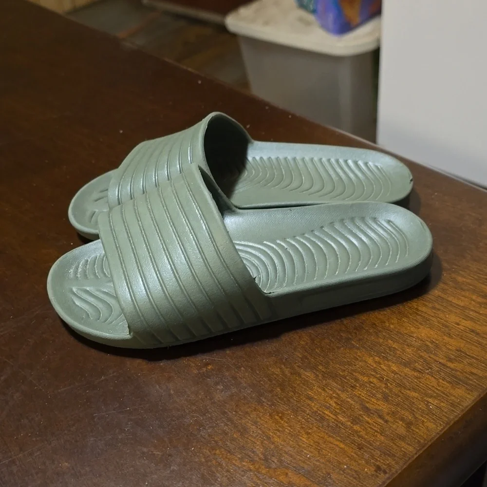 Kids Green Slid on shoes Size‎ 13/1